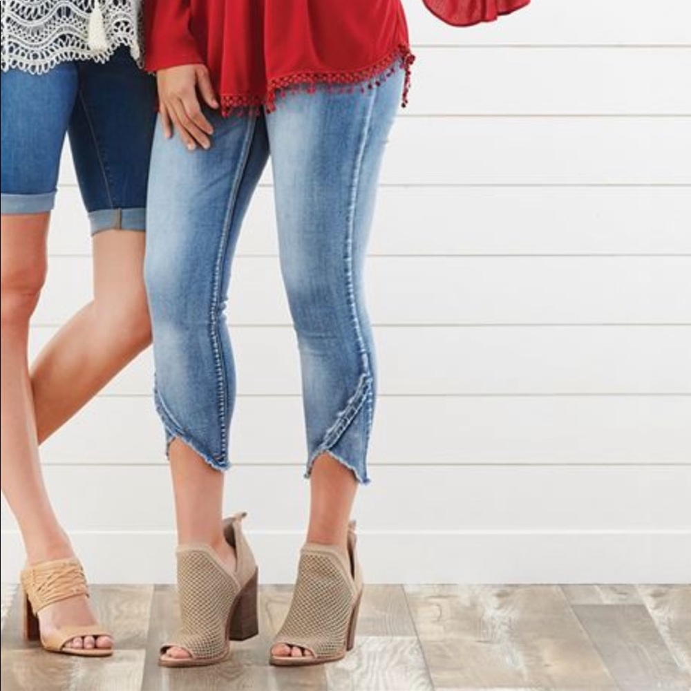 Coco + Carmen cross hem Capri jeans